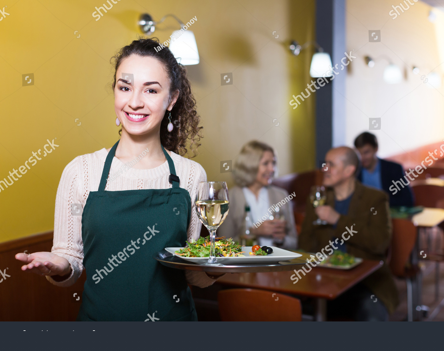 Welcoming with a Smile: Effective Waitress Greeting Examples to Enhance Customer Experience